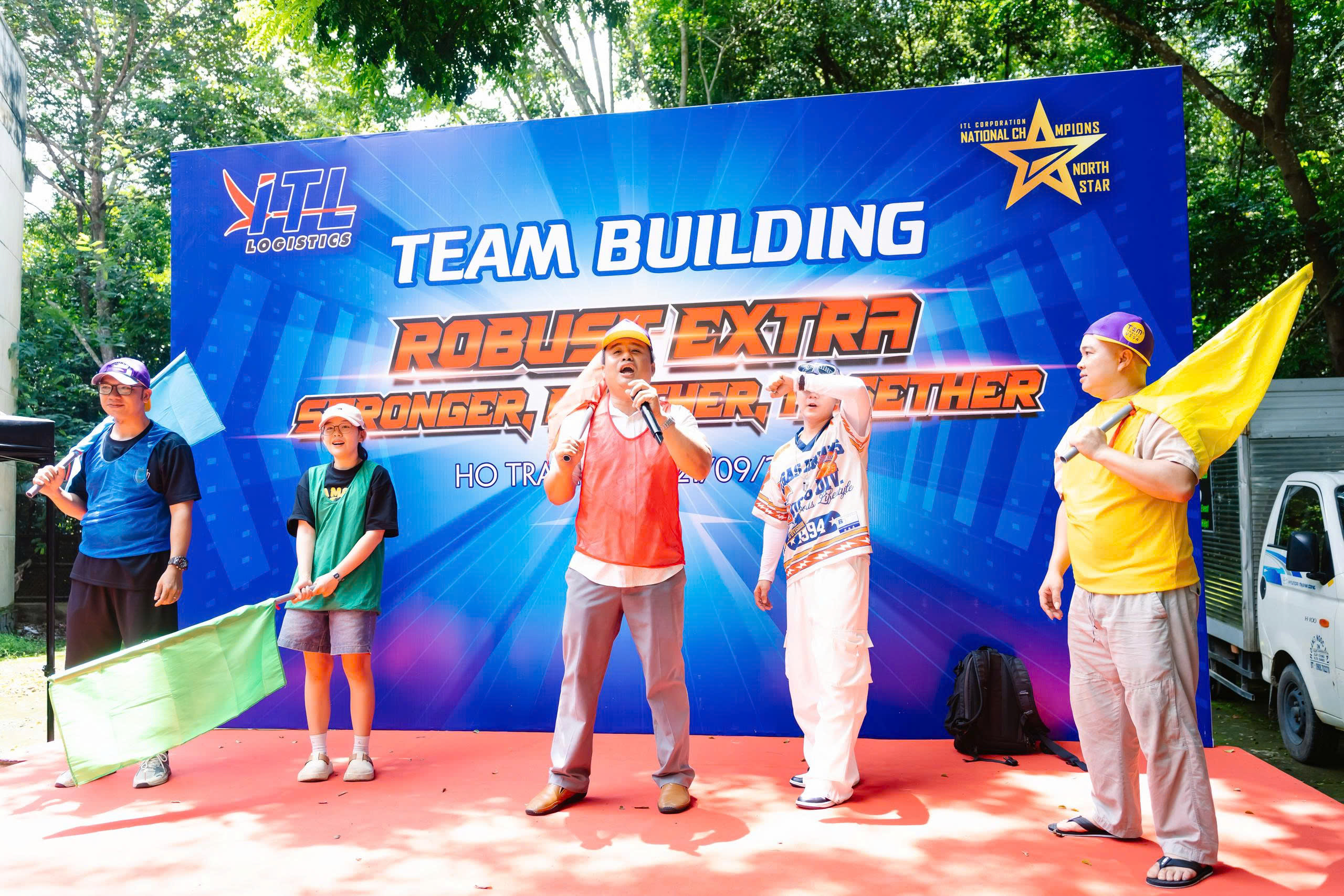 Khí thế xuất trận trên sân khấu Team Building